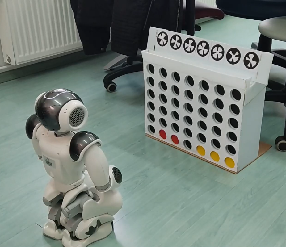 Robot NAO igra 4 v vrsto